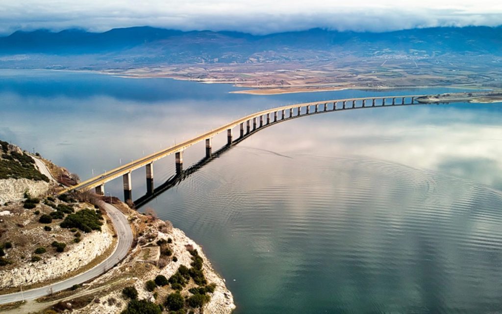 Επικίνδυνες ρωγμές στη γέφυρα Σερβίων – Απαγορεύτηκε η κυκλοφορία οχημάτων άνω των 3,5 τόνων