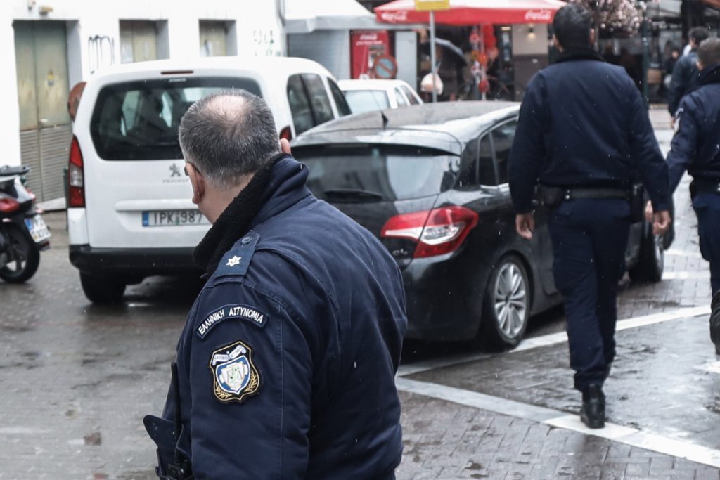 Τραγωδία στα Τέμπη: Ένταση έξω από το δικαστικό Μέγαρο Λάρισας όπου απολογείται ο σταθμάρχης