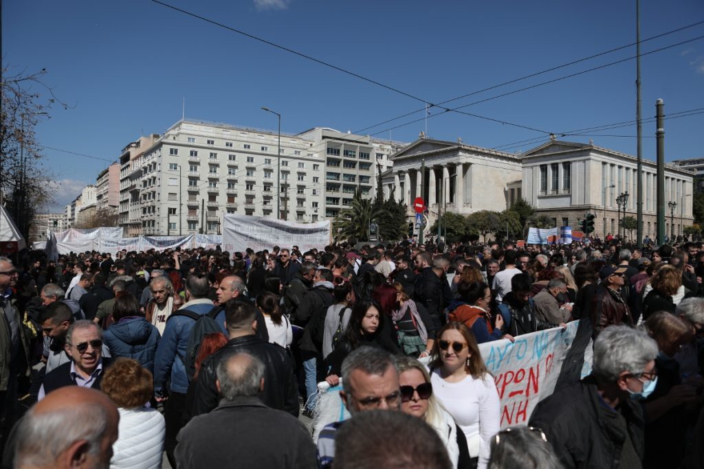 Απεργία για Τέμπη: Δεκάδες χιλιάδες κόσμου στο κέντρο της Αθήνας