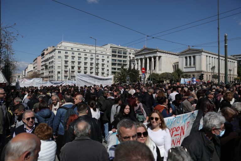 Απεργία για Τέμπη: Δεκάδες χιλιάδες κόσμου στο κέντρο της Αθήνας