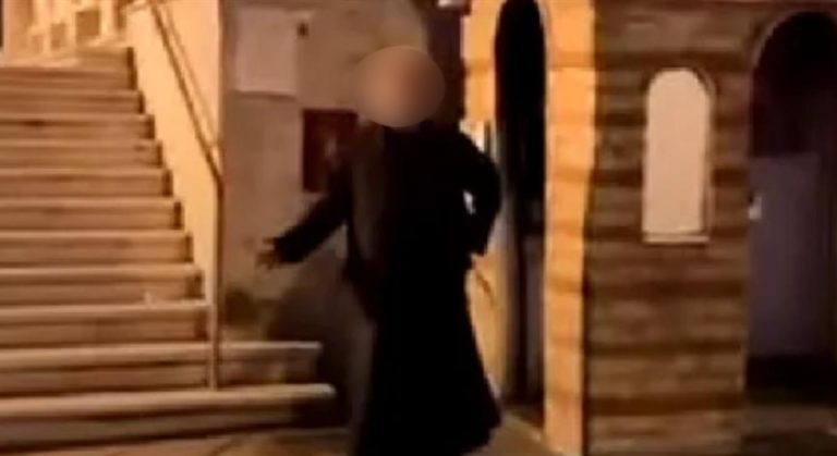 Θεσσαλονίκη: Ρασοφόρος βρίζει χυδαία έξω από εκκλησία