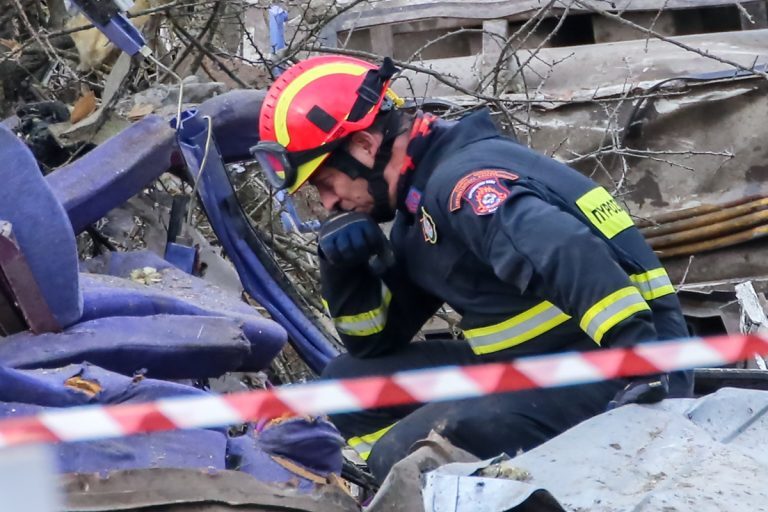 Τέμπη: Συνεχίζεται ο τραγικός απολογισμός – 57 νεκροί, 56 αγνοούμενοι – Παραδίδονται οι σοροί στις οικογένειες [βίντεο]