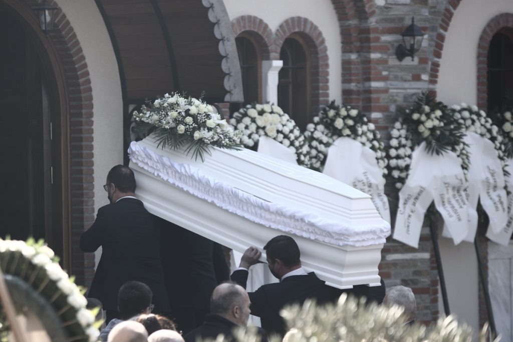 Τραγωδία στα Τέμπη: Ανείπωτος θρήνος – Το τελευταίο αντίο στον αστυνομικό και τον 15χρονο γιο του