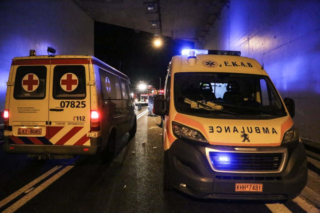 Μάνδρα: Σφοδρή σύγκρουση ΙΧ αυτοκινήτου με νταλίκα – Στο νοσοκομείο δύο άτομα