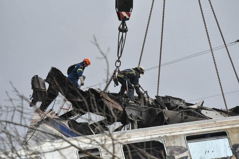 Τραγωδία στα Τέμπη: Οι τελευταίοι διάλογοι του σταθμάρχη πριν τη μοιραία σύγκρουση