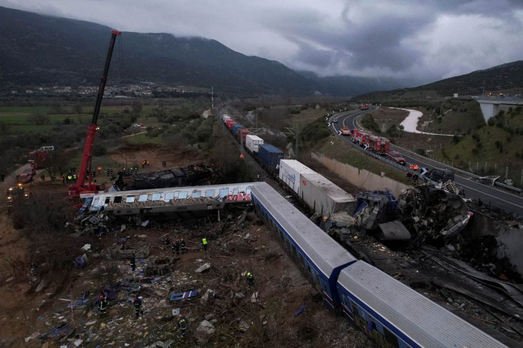 Σύγκρουση τρένων στα Τέμπη: Στο δικαστικό Μέγαρο Λάρισας ο σταθμάρχης