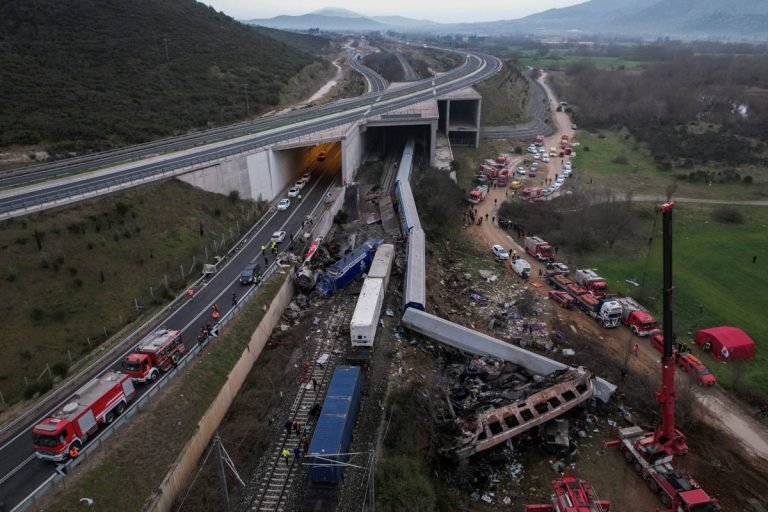 Σύγκρουση τρένων στα Τέμπη: Σοκάρουν οι φωτογραφίες της τραγωδίας στο φως της ημέρας