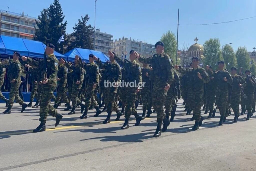 25η Μαρτίου – Θεσσαλονίκη: Με τα στρατιωτικά τμήματα ολοκληρώθηκε η παρέλαση-Μαύρα μπαλόνια, σ