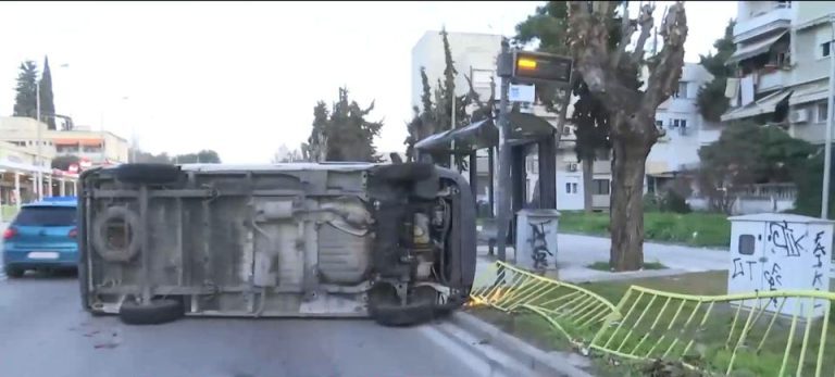 Θεσσαλονίκη: Φορτηγάκι έπεσε σε στάση λεωφορείων [Βίντεο]