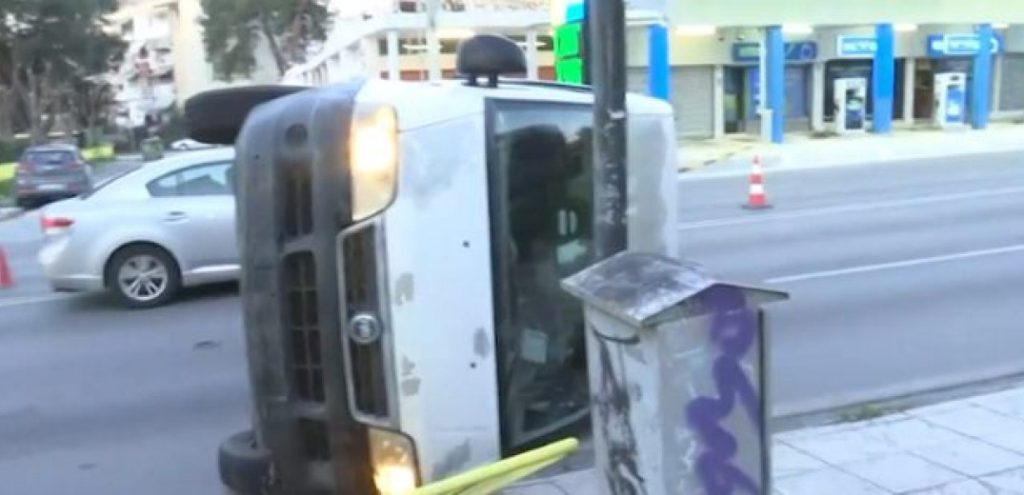 Απίστευτο τροχαίο ατύχημα στη Θεσσαλονίκη: Φορτηγάκι έπεσε πάνω σε στάση του ΟΑΣΘ και ανετράπη