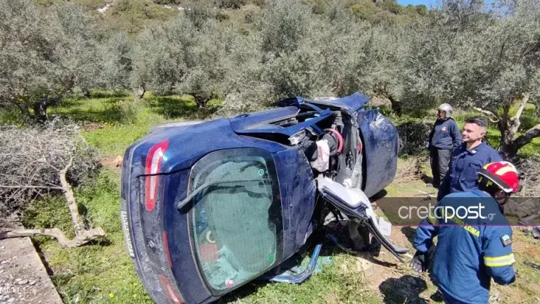 Σοβαρότατο τροχαίο στην Κρήτη: Απεγκλώβισαν 30χρονη που «καρφώθηκε» σε δέντρο [εικόνες]