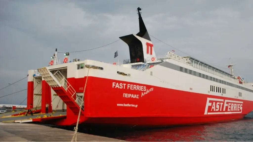 Ταλαιπωρία για 313 επιβάτες του Fast Ferries Andros