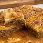 Η συνταγή της ημέρας: Θεϊκή κιμαδόπιτα με γραβιέρα