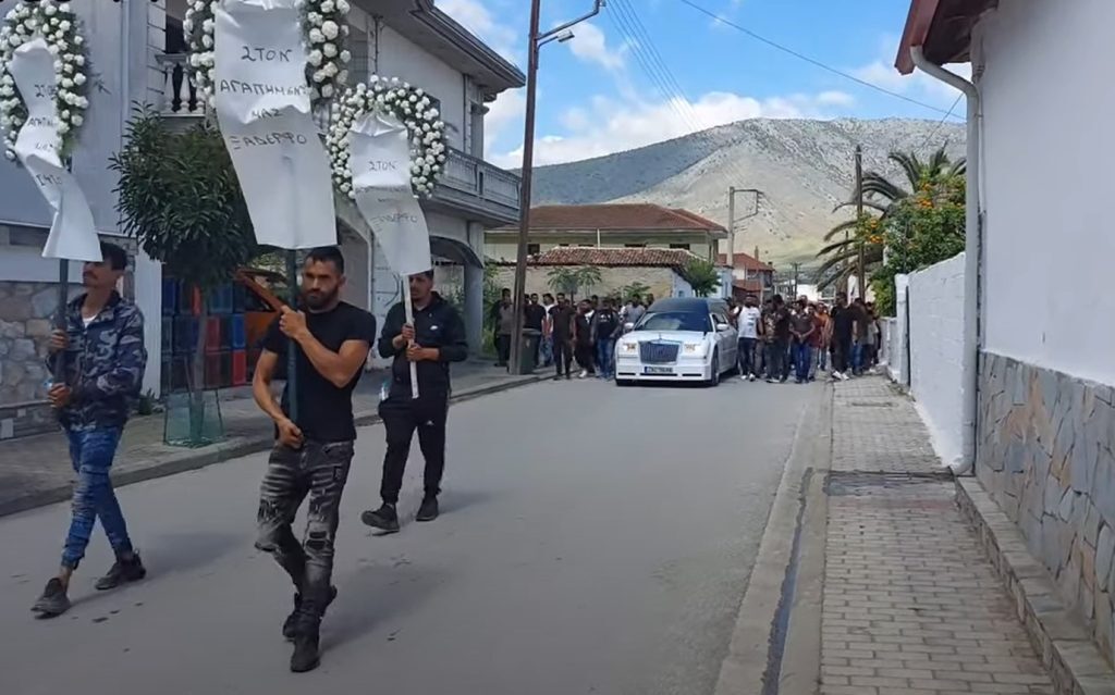Τύρναβος: Θρήνος, δάκρυα και τραγούδια στην κηδεία του 19χρονου που σκοτώθηκε στο δυστύχημα με το λε