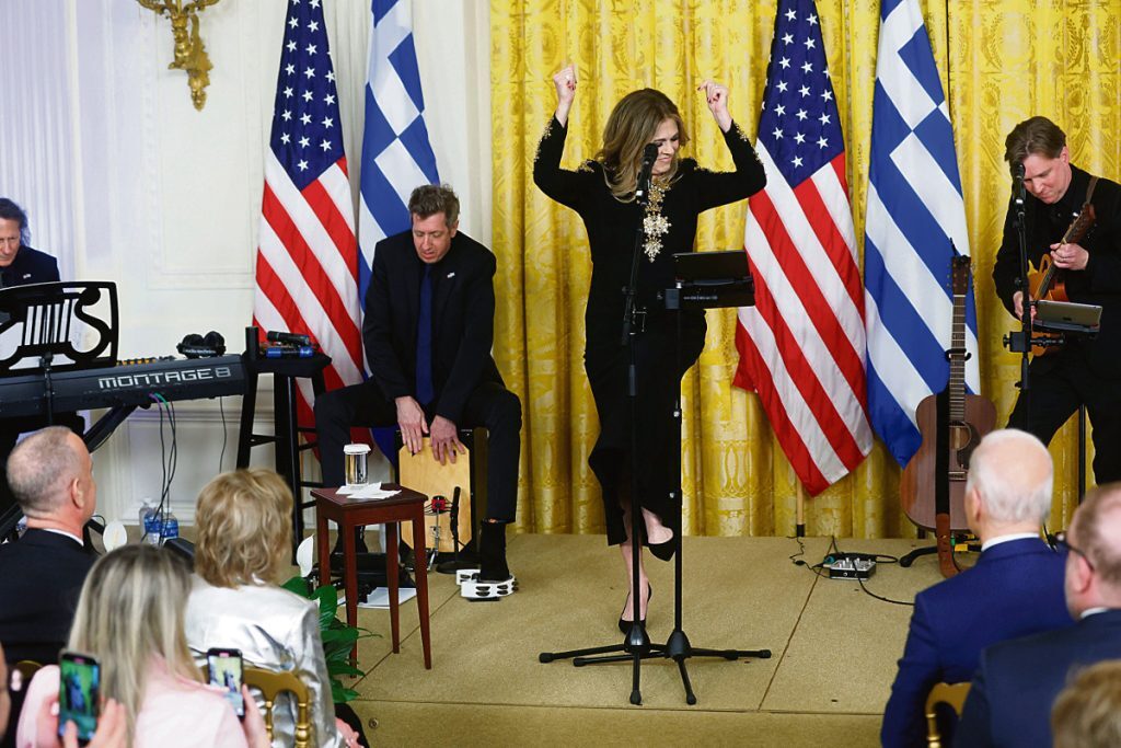 Τι λέει στον Ε.Τ. ο Δημήτρης Κόκοτας για το τραγούδι του πατέρα του που ακούστηκε στον Λευκό Οίκο
