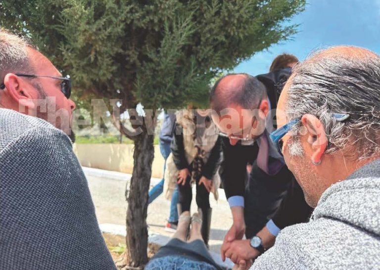Βόλος: Ο βουλευτής Κωνσταντίνος Μαραβέγιας προσφέρει τις πρώτες βοήθειες σε ηλικιωμένη που κατέρρευσε στον Επιτάφιο