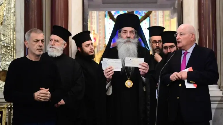 Μαρινάκης και Ολυμπιακός «δίπλα» στην Ιερά Μητρόπολη Πειραιώς