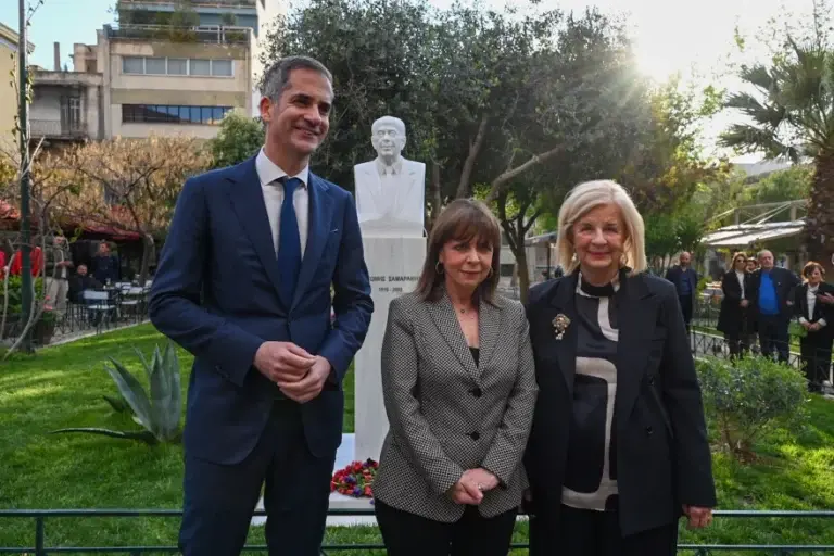 Σακελλαροπούλου και Μπακογιάννης στα αποκαλυπτήρια της προτομής του Αντώνη Σαμαράκη στην πλατεία Αυδή