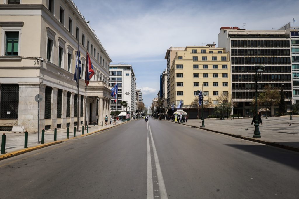 Κυριακή του Πάσχα: Έρημη πόλη η Αθήνα – Άδειοι οι δρόμοι