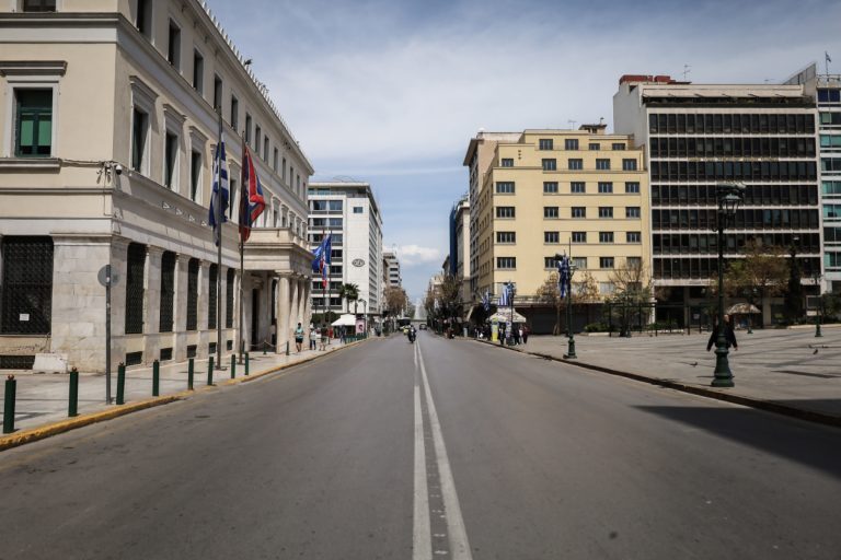 Κυριακή του Πάσχα: Έρημη πόλη η Αθήνα – Άδειοι οι δρόμοι