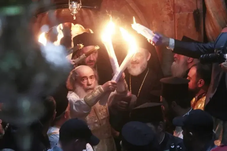 Πώς ανάβει το Άγιο Φως - Η τελετή