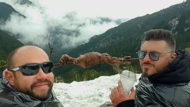 Διαφορετικό Πάσχα έκαναν δύο φίλοι από την Πάτρα – Σούβλισαν αρνί στον χιονισμένο Όλυμπο