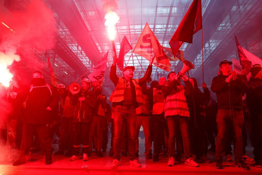 Γαλλία: Διαδηλωτές εισέβαλαν στο κτίριο «Black Rock» στο Παρίσι