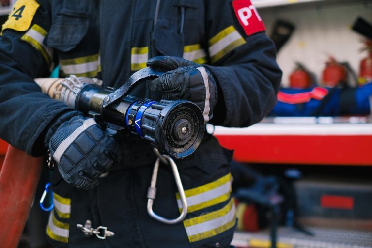 ΗΠΑ: Καρέ καρέ η διάσωση ηλικιωμένου – Είχε «λαμπαδιάσει» το μίνι βαν του και συνέχισε να οδηγεί