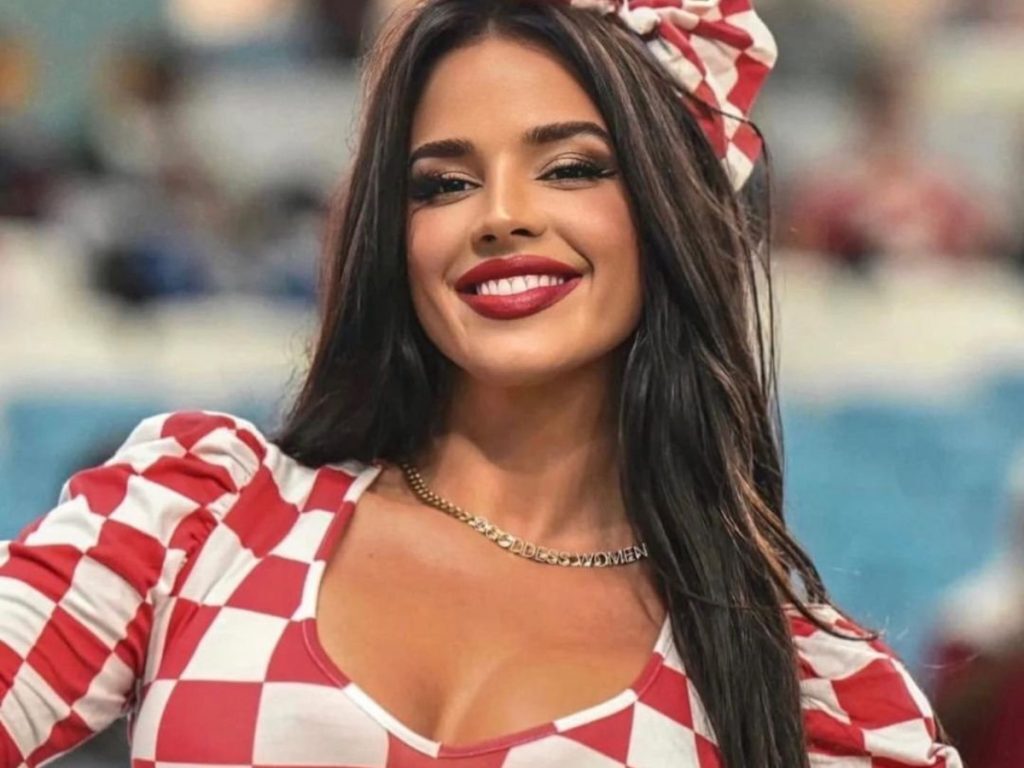 Ιβάνα Κνολ: Η «καυτή οπαδός του Μουντιάλ» παίζει μπάλα και στο Instagram