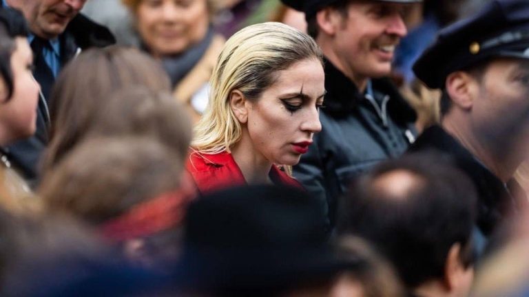Στα γυρίσματα της Lady Gaga για την ταινία «Joker» – Xορεύει στα σκαλιά του Μπρονξ [Βίντεο]