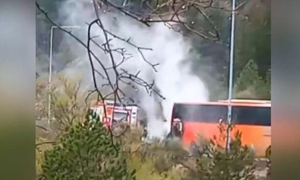 Μέτσοβο: Φωτιά σε λεωφορείο με 52 μαθητές – «Μαμά πήρε φωτιά το λεωφορείο», είπε μητέρα μαθητή [βίντ