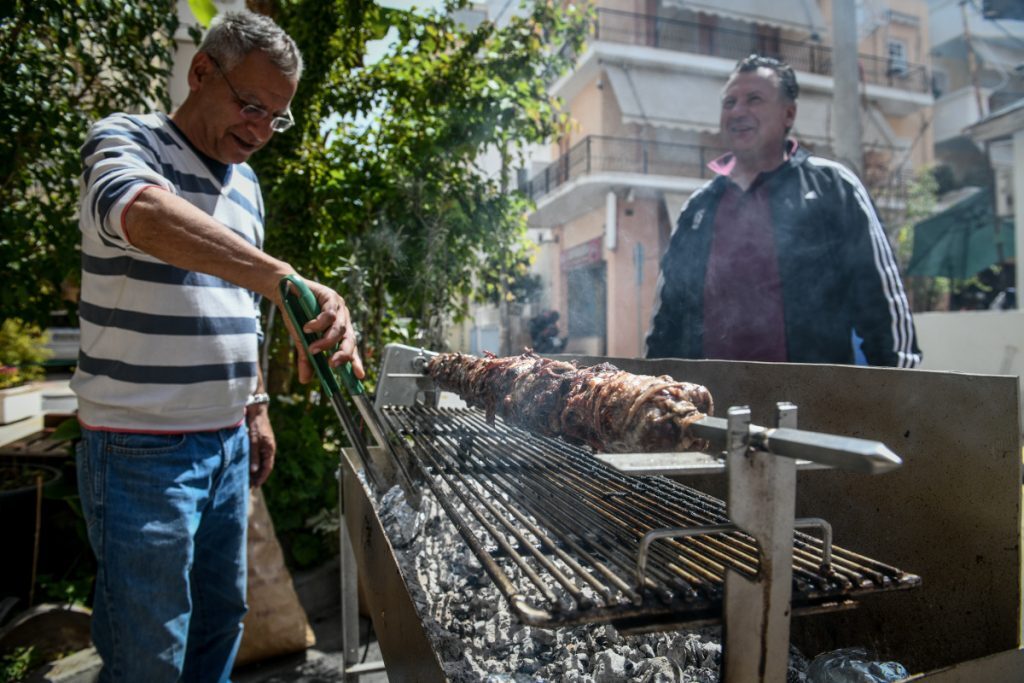 Πάσχα στην πόλη, με μικρότερα τραπέζια και λιγότερες σούβλες – Τι δείχνει έρευνα του ΙΕΛΚΑ