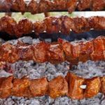 Κοκορέτσι και αρνί στη σούβλα – Όλα τα μυστικά για το ψήσιμο από τον Πέτρο Συρίγο