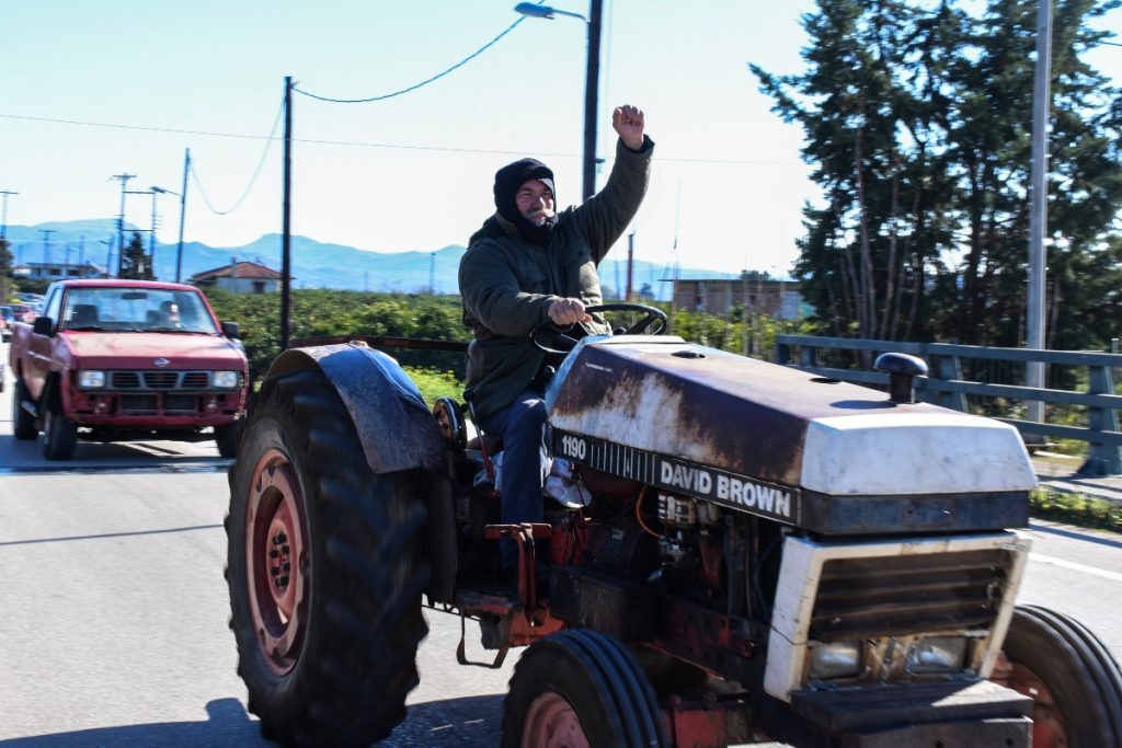Καρδίτσα: Νέος γύρος εντάσεων στο μπλόκο των αγροτών -Ένας τραυματισμός και μια προσαγωγή
