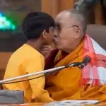 Σάλος με τη συμπεριφορά του Δαλάι Λάμα: Ζήτησε από αγόρι να του «γλείψει τη γλώσσα»