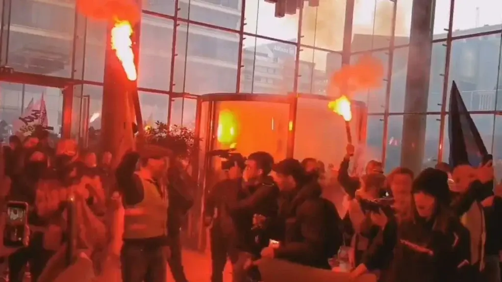 Γαλλία: Διαδηλωτές εισέβαλαν στο Χρηματιστήριο του Παρισιού [βίντεο]