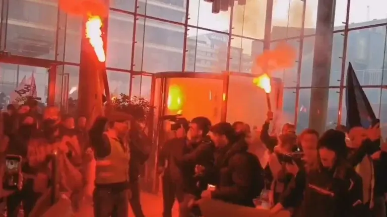 Γαλλία: Διαδηλωτές εισέβαλαν στο Χρηματιστήριο του Παρισιού [βίντεο]