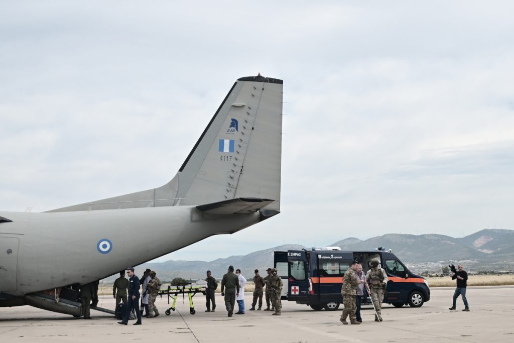 Έφτασαν στην Ελευσίνα οι πρώτοι Έλληνες από το Σουδάν – Σε εξέλιξη επιχείρηση για διασωληνωμένο