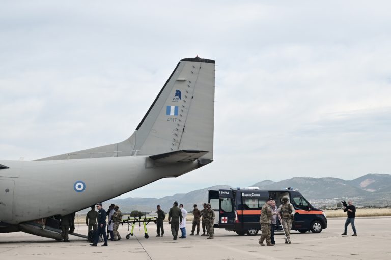 Έφτασαν στην Ελευσίνα οι πρώτοι Έλληνες από το Σουδάν – Σε εξέλιξη επιχείρηση για διασωληνωμένο