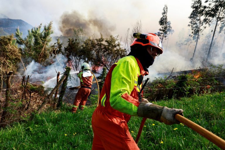 Ισπανία: Σε ύφεση η μεγάλη δασική πυρκαγιά στην Εξτρεμαδούρα – 120.000 στρέμματα δάσους κάηκαν