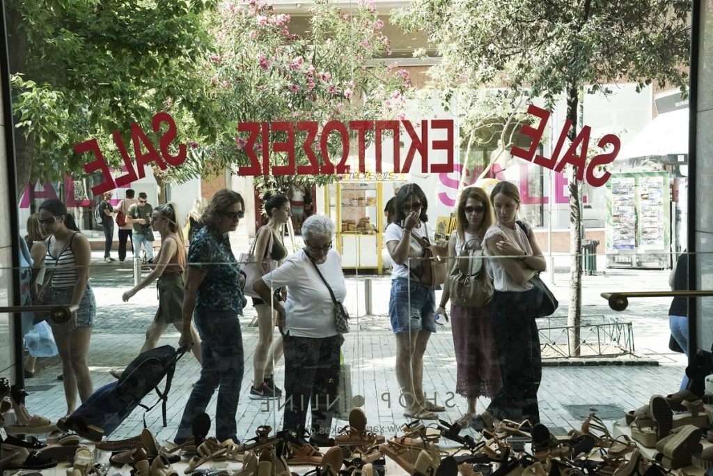 Εμπορικά καταστήματα: Σε ισχύ το πασχαλινό ωράριο και το «καλάθι του νονού»