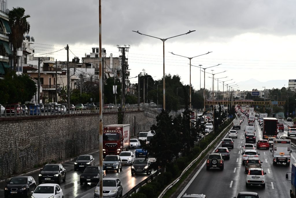 Κίνηση: Ταλαιπωρία από νωρίς στον Κηφισό – Φορτηγό ακινητοποιήθηκε στην κάθοδο