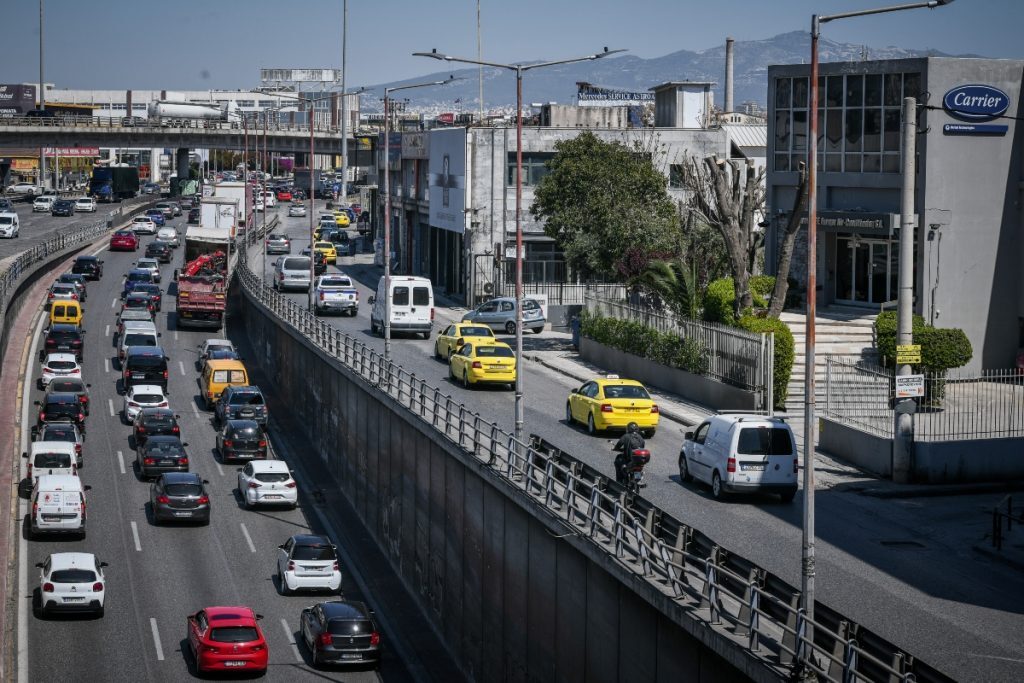 Κίνηση: «Κόλαση» στους δρόμους – Ουρές χιλιομέτρων σε Κηφισό και Αττική Οδό