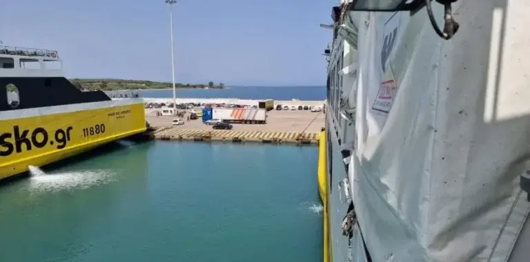 Θρίλερ στο λιμάνι της Κυλλήνης: Συγκρούστηκαν 2 επιβατηγά πλοία