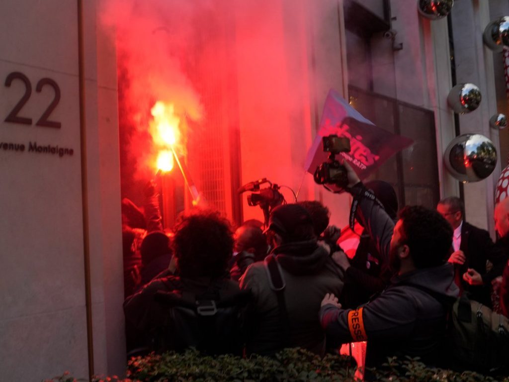 Γαλλία: Οι διαδηλωτές εισέβαλαν στα κεντρικά του Louis Vuitton – Συνεχίζεται το χάος