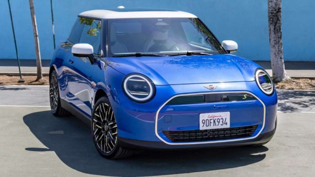 Διέρρευσαν teaser φωτογραφίες του νέου Mini Cooper 2024
