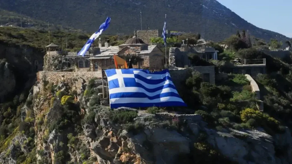 Το «ευχαριστώ» του αρχηγού ΓΕΕΘΑ στον μοναχό του Αγίου Όρους που ευλογεί τους πιλότους