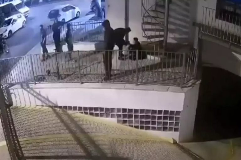 Νέος Κόσμος: «Λέγε τι ομάδα είσαι» – Σοκαριστικό βίντεο από άγρια οπαδική επίθεση μεταξύ ανηλίκων