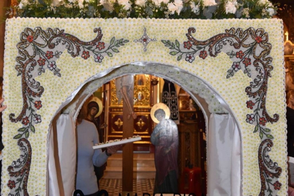 Χαλκιδική: Ένα μικρό έργο τέχνης ο Επιτάφιος στην Ουρανούπολη – Στολίστηκε με πάνω από 70.000 πέρλες