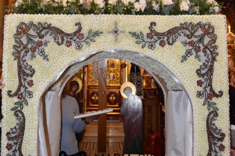 Χαλκιδική: Ένα μικρό έργο τέχνης ο Επιτάφιος στην Ουρανούπολη – Στολίστηκε με πάνω από 70.000 πέρλες
